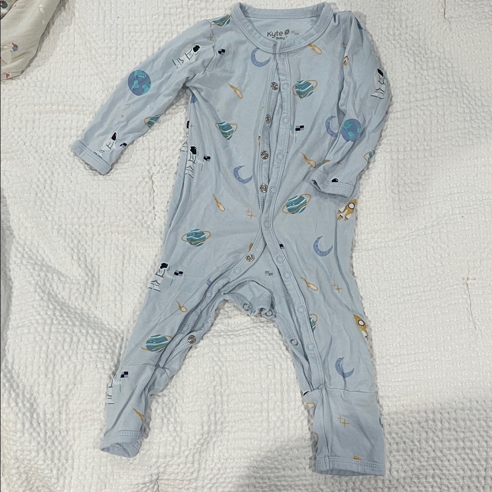 Kyte BABY Light Blue Space-Print snap romper